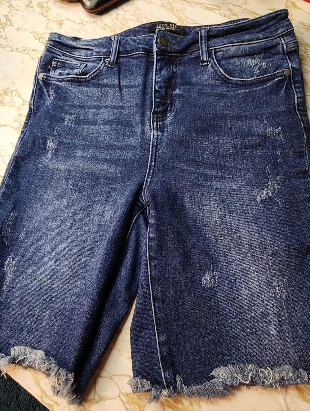Judy Blue Bermuda Shorts. Sz. L